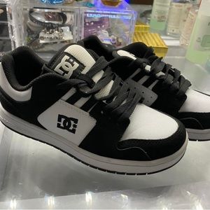 Never worn size 4.5 in men’s and 6.5 in women’s :)